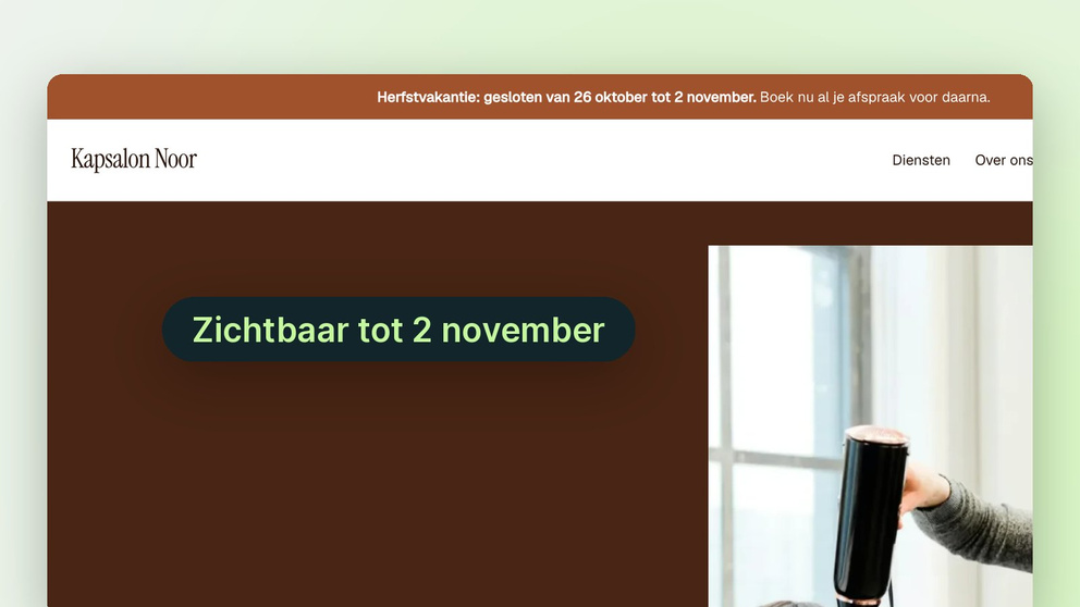 Een mededeling bovenaan de website van Kapsalon Noor: gesloten tijdens de herfstvakantie, zichtbaar tot 2 november.